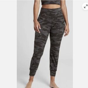 Athleta Salutation Cruise Jogger Camo Small Black Camo